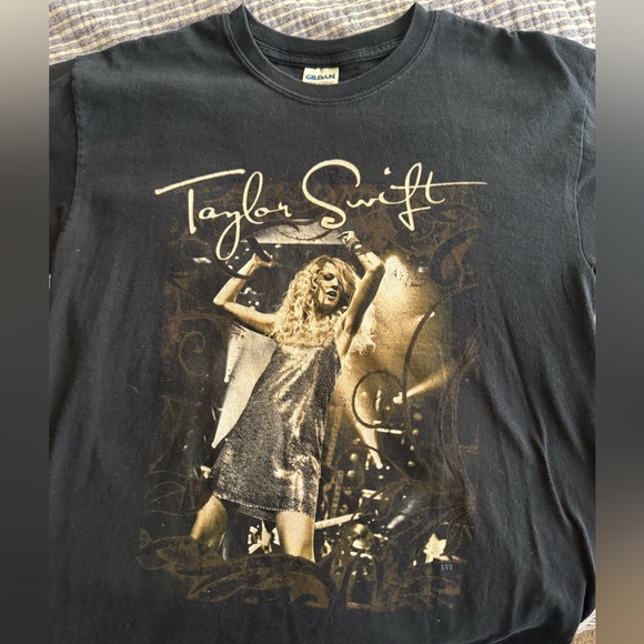 VINTAGE 2009 RARE TAYLOR SWIFT FEARLESS TOUR SHIRT - Picture 1 of 3